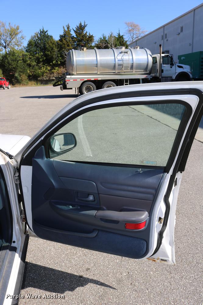 image for item DD0016 1998 Ford Crown Victoria