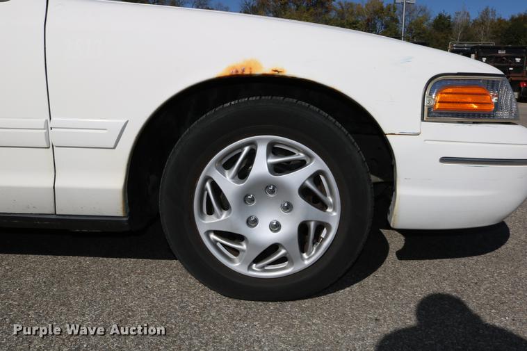 image for item DD0016 1998 Ford Crown Victoria