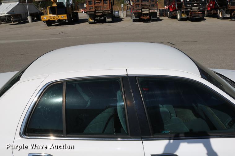 image for item DD0016 1998 Ford Crown Victoria