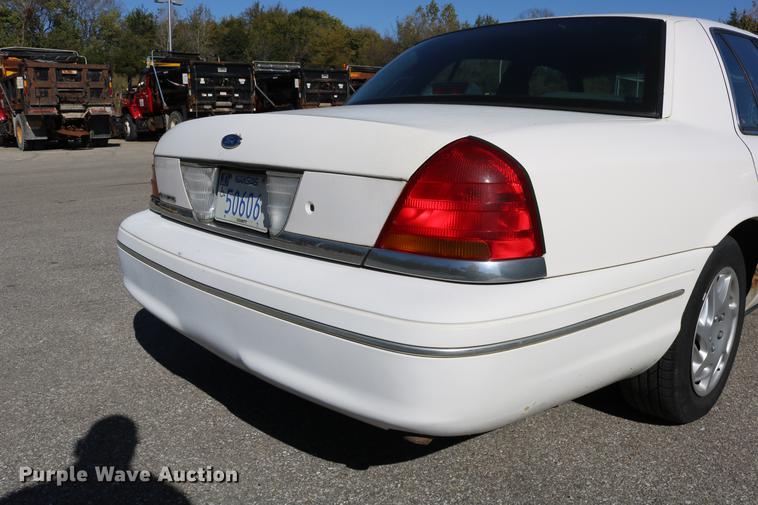 image for item DD0016 1998 Ford Crown Victoria