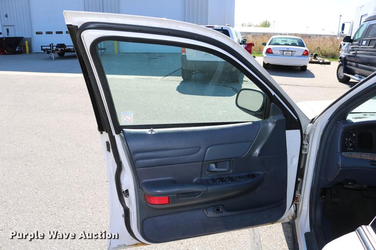 image for item DD0017 1999 Ford Crown Victoria