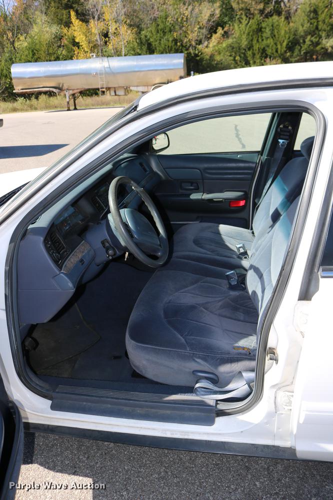 image for item DD0017 1999 Ford Crown Victoria