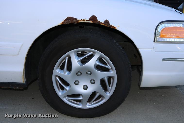 image for item DD0017 1999 Ford Crown Victoria