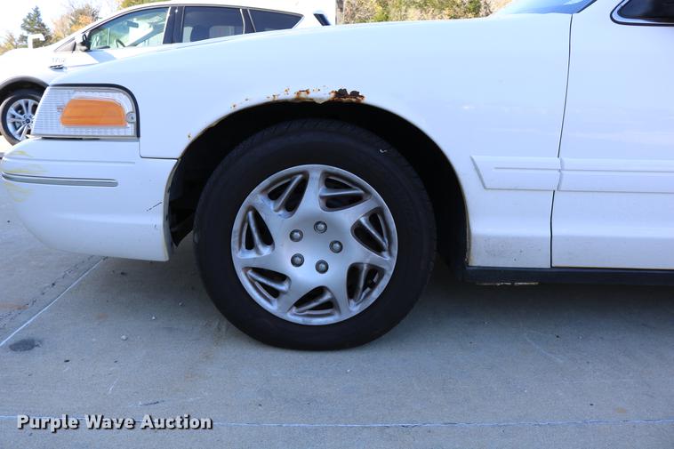 image for item DD0017 1999 Ford Crown Victoria