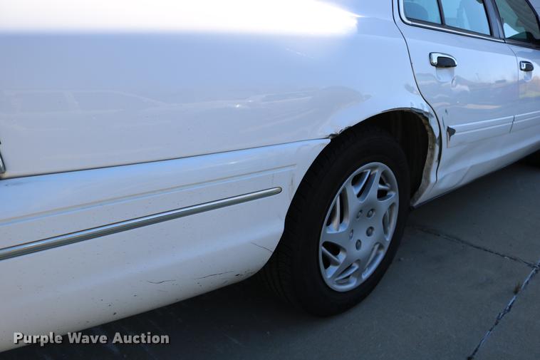 image for item DD0017 1999 Ford Crown Victoria