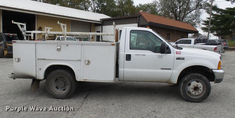 image for item DD9021 2001 Ford F450 Super Duty utility truck