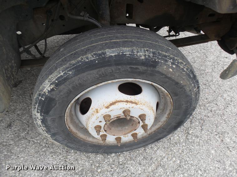 image for item DD9021 2001 Ford F450 Super Duty utility truck