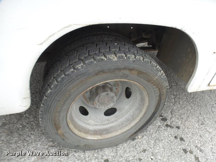 image for item DD9021 2001 Ford F450 Super Duty utility truck