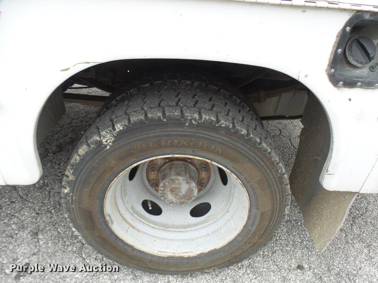 image for item DD9021 2001 Ford F450 Super Duty utility truck