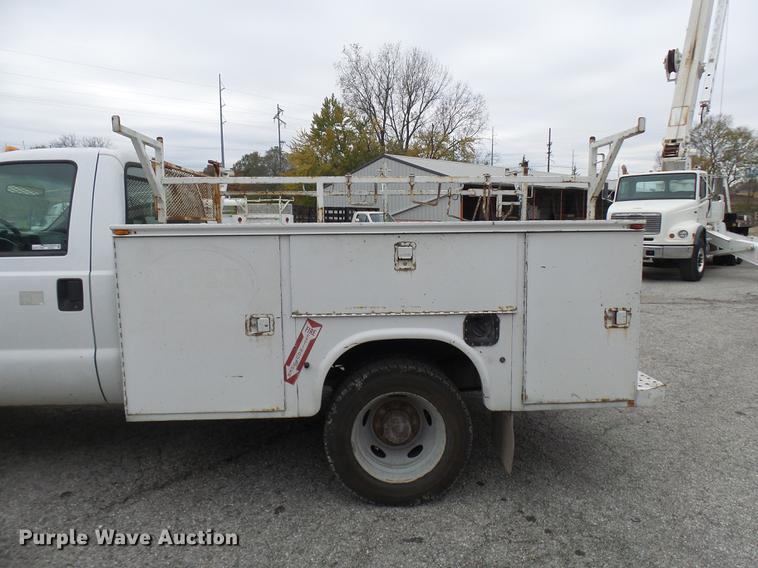 image for item DD9021 2001 Ford F450 Super Duty utility truck