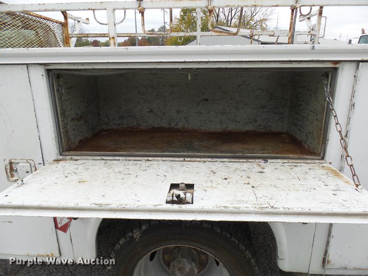 image for item DD9021 2001 Ford F450 Super Duty utility truck