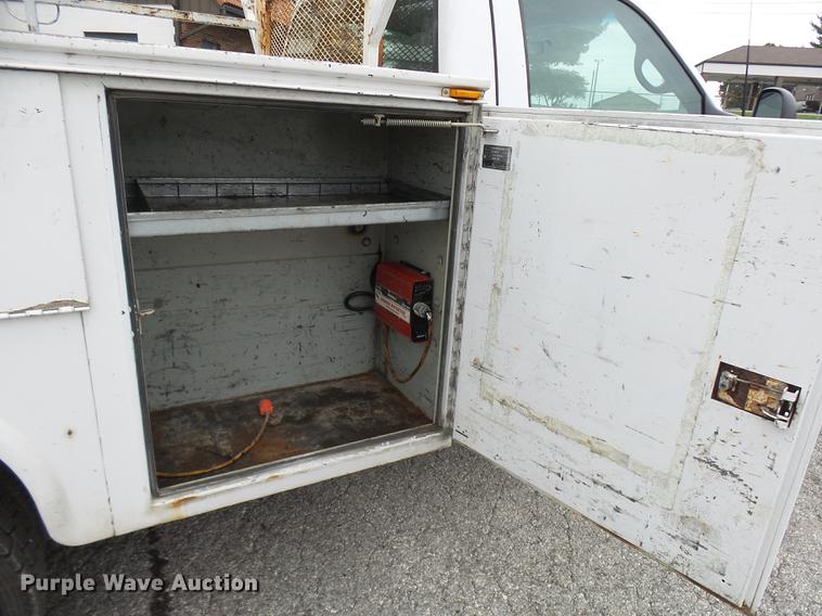 image for item DD9021 2001 Ford F450 Super Duty utility truck