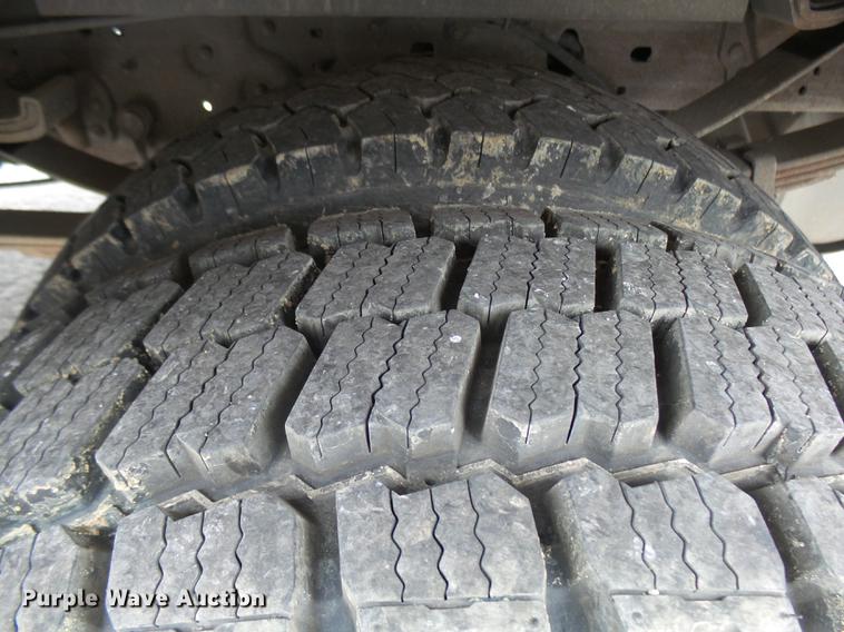 image for item DD9021 2001 Ford F450 Super Duty utility truck