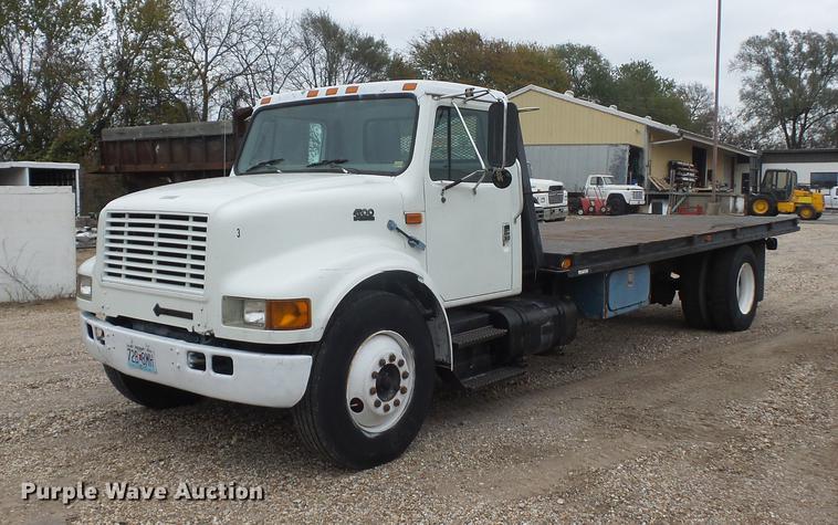 image for item DD9058 1998 International 4900 flatbed truck