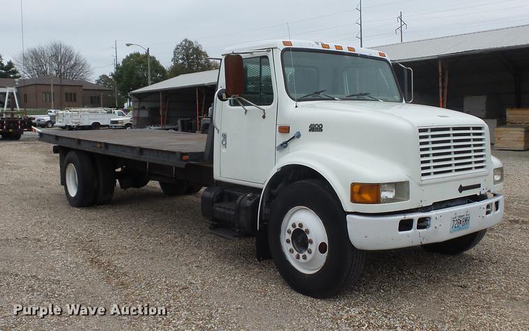 image for item DD9058 1998 International 4900 flatbed truck