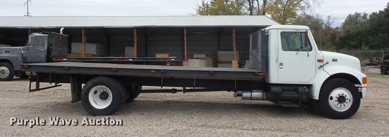 image for item DD9058 1998 International 4900 flatbed truck