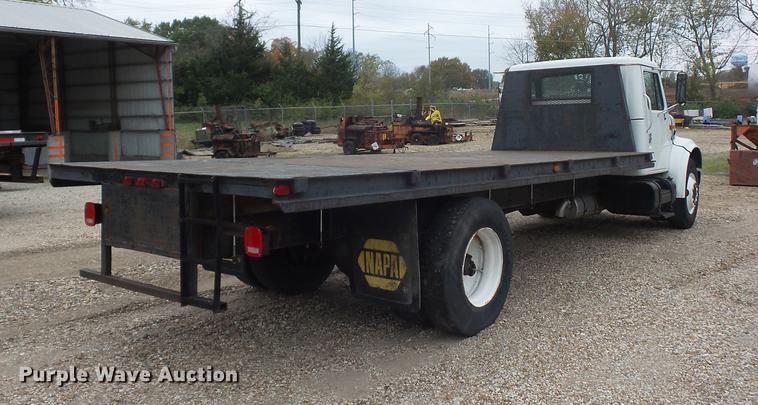 image for item DD9058 1998 International 4900 flatbed truck