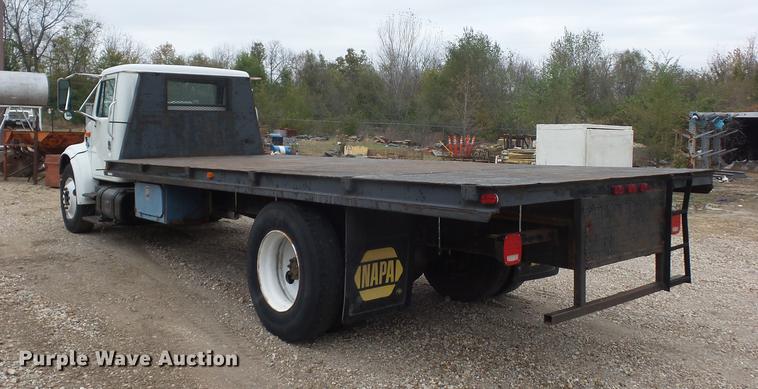 image for item DD9058 1998 International 4900 flatbed truck