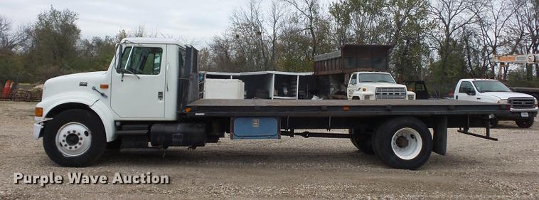 image for item DD9058 1998 International 4900 flatbed truck