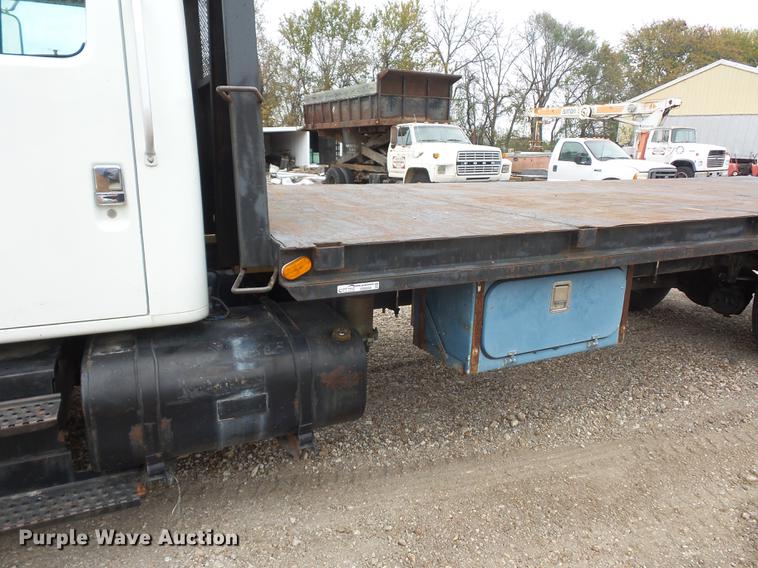 image for item DD9058 1998 International 4900 flatbed truck