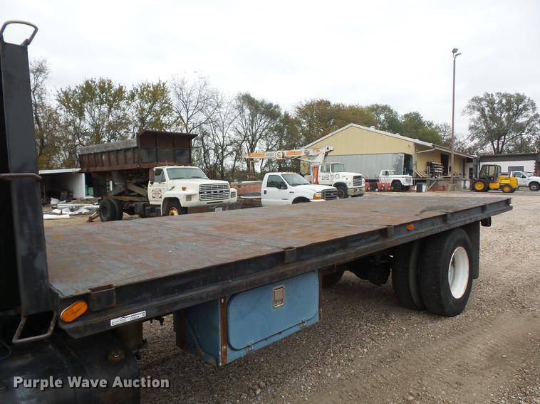 image for item DD9058 1998 International 4900 flatbed truck