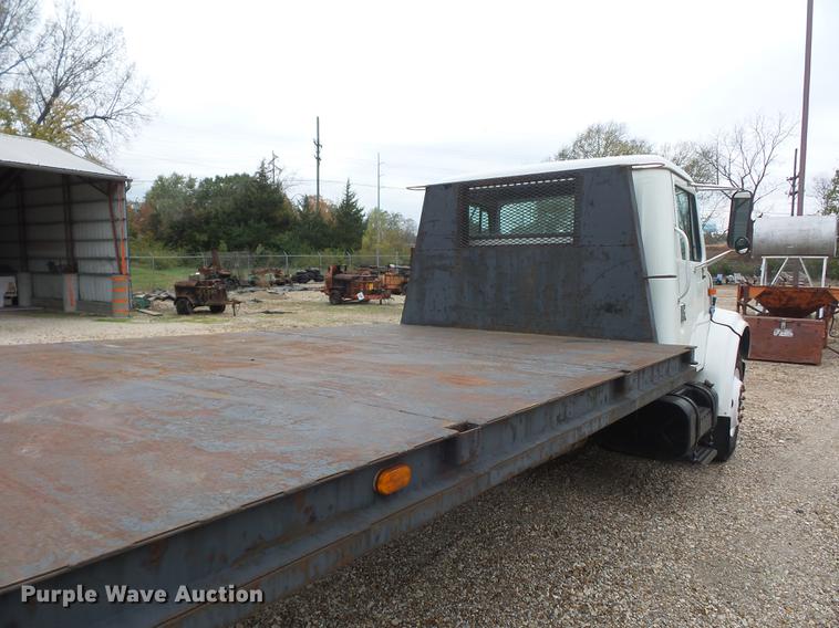 image for item DD9058 1998 International 4900 flatbed truck