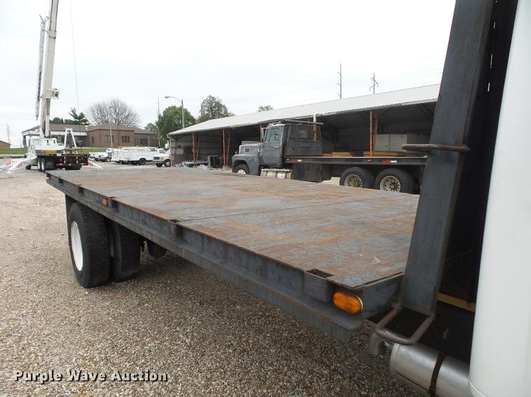 image for item DD9058 1998 International 4900 flatbed truck