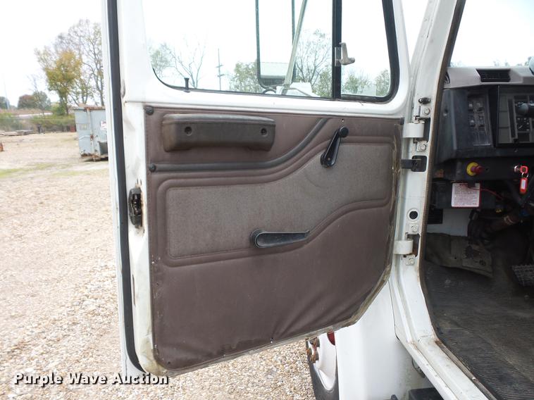 image for item DD9058 1998 International 4900 flatbed truck