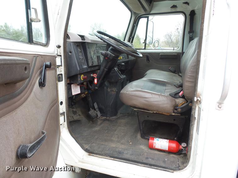 image for item DD9058 1998 International 4900 flatbed truck