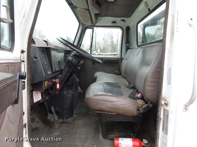 image for item DD9058 1998 International 4900 flatbed truck