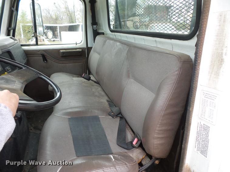 image for item DD9058 1998 International 4900 flatbed truck