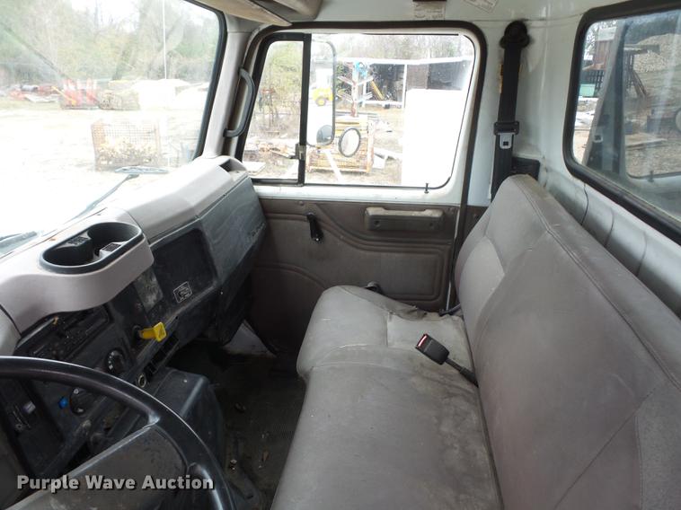 image for item DD9058 1998 International 4900 flatbed truck