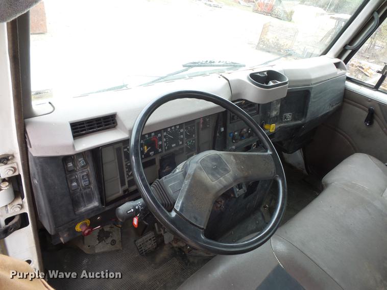 image for item DD9058 1998 International 4900 flatbed truck