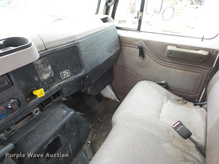 image for item DD9058 1998 International 4900 flatbed truck