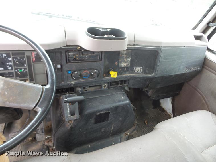 image for item DD9058 1998 International 4900 flatbed truck