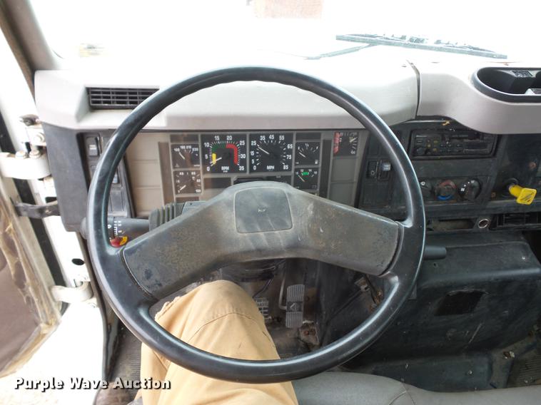 image for item DD9058 1998 International 4900 flatbed truck