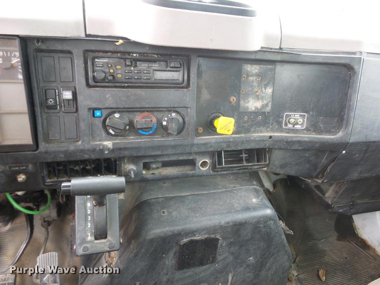 image for item DD9058 1998 International 4900 flatbed truck