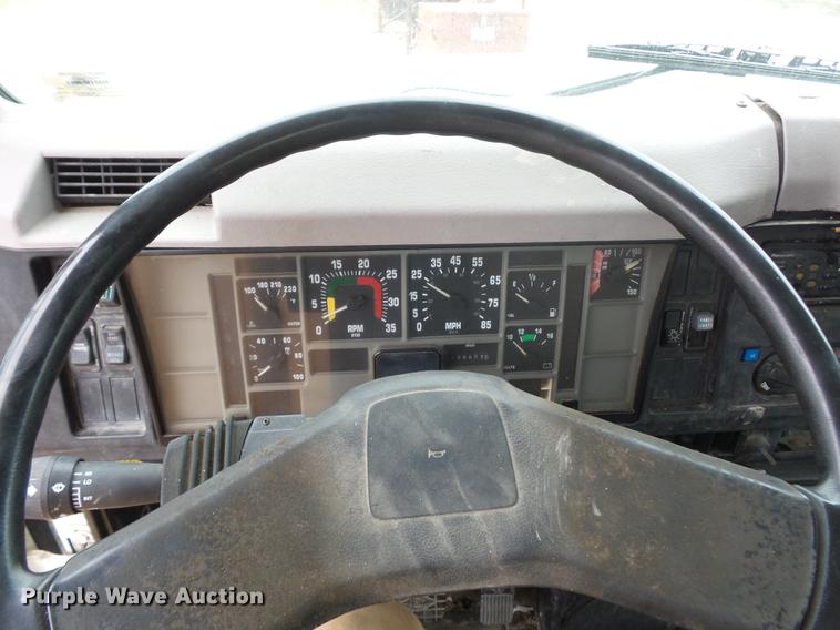 image for item DD9058 1998 International 4900 flatbed truck