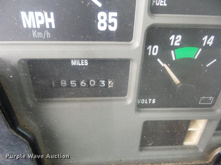 image for item DD9058 1998 International 4900 flatbed truck