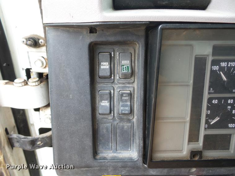 image for item DD9058 1998 International 4900 flatbed truck