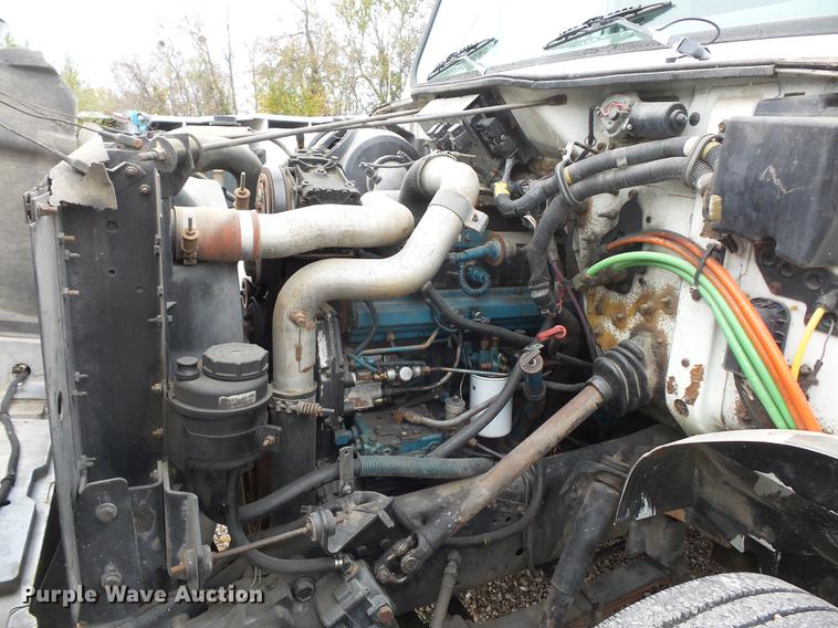 image for item DD9058 1998 International 4900 flatbed truck