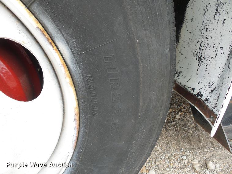 image for item DD9058 1998 International 4900 flatbed truck