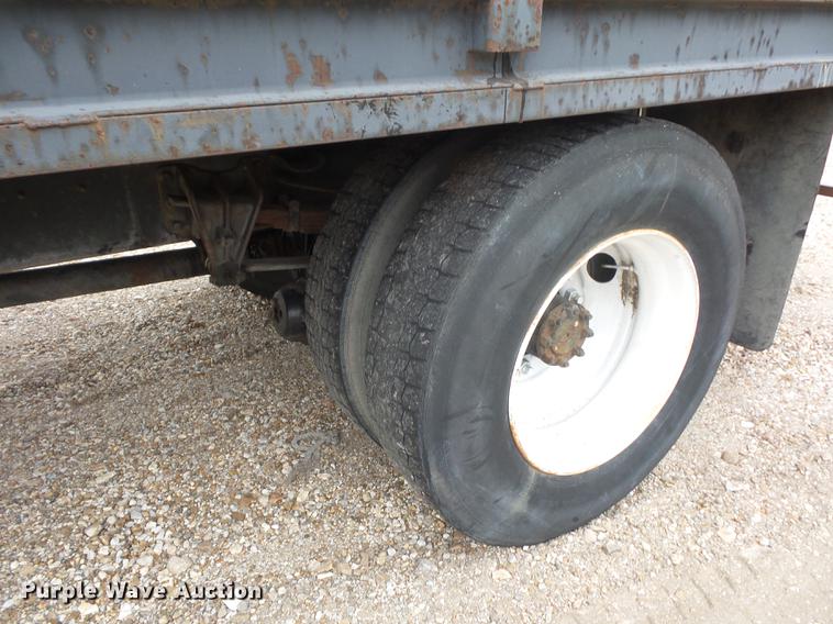 image for item DD9058 1998 International 4900 flatbed truck