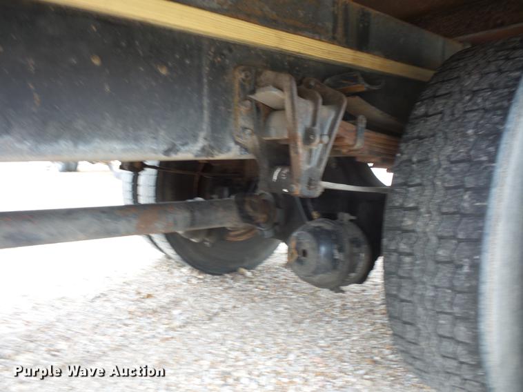 image for item DD9058 1998 International 4900 flatbed truck