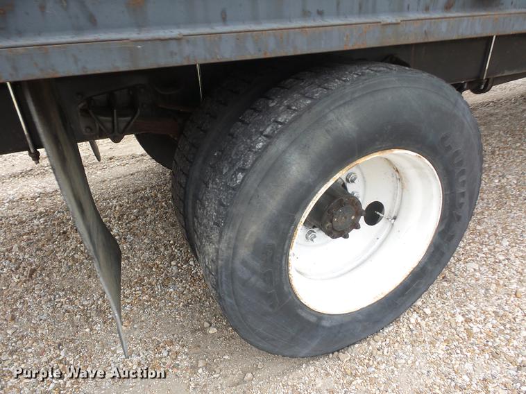 image for item DD9058 1998 International 4900 flatbed truck