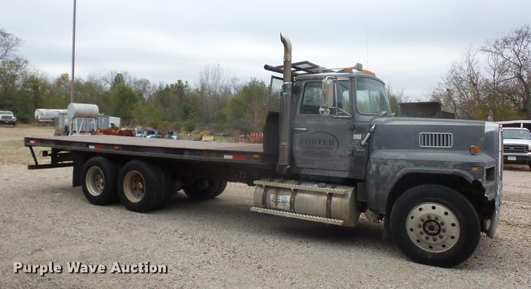 image for item DD9064 1987 Ford LTL9000 flatbed truck