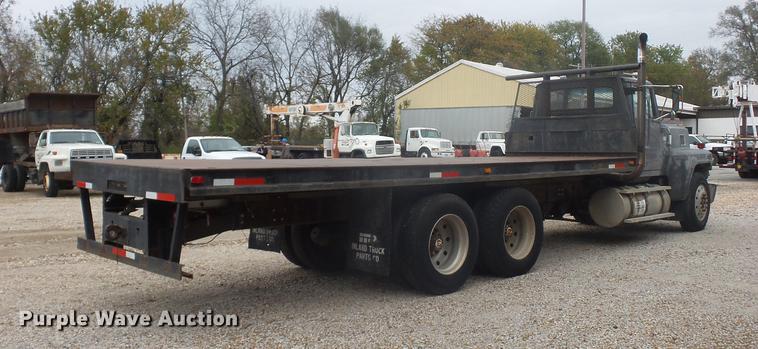 image for item DD9064 1987 Ford LTL9000 flatbed truck