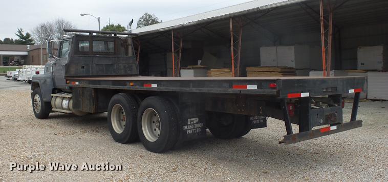 image for item DD9064 1987 Ford LTL9000 flatbed truck