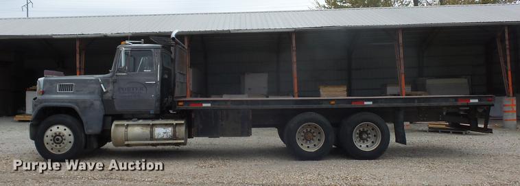 image for item DD9064 1987 Ford LTL9000 flatbed truck