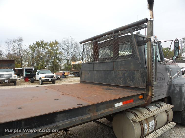 image for item DD9064 1987 Ford LTL9000 flatbed truck